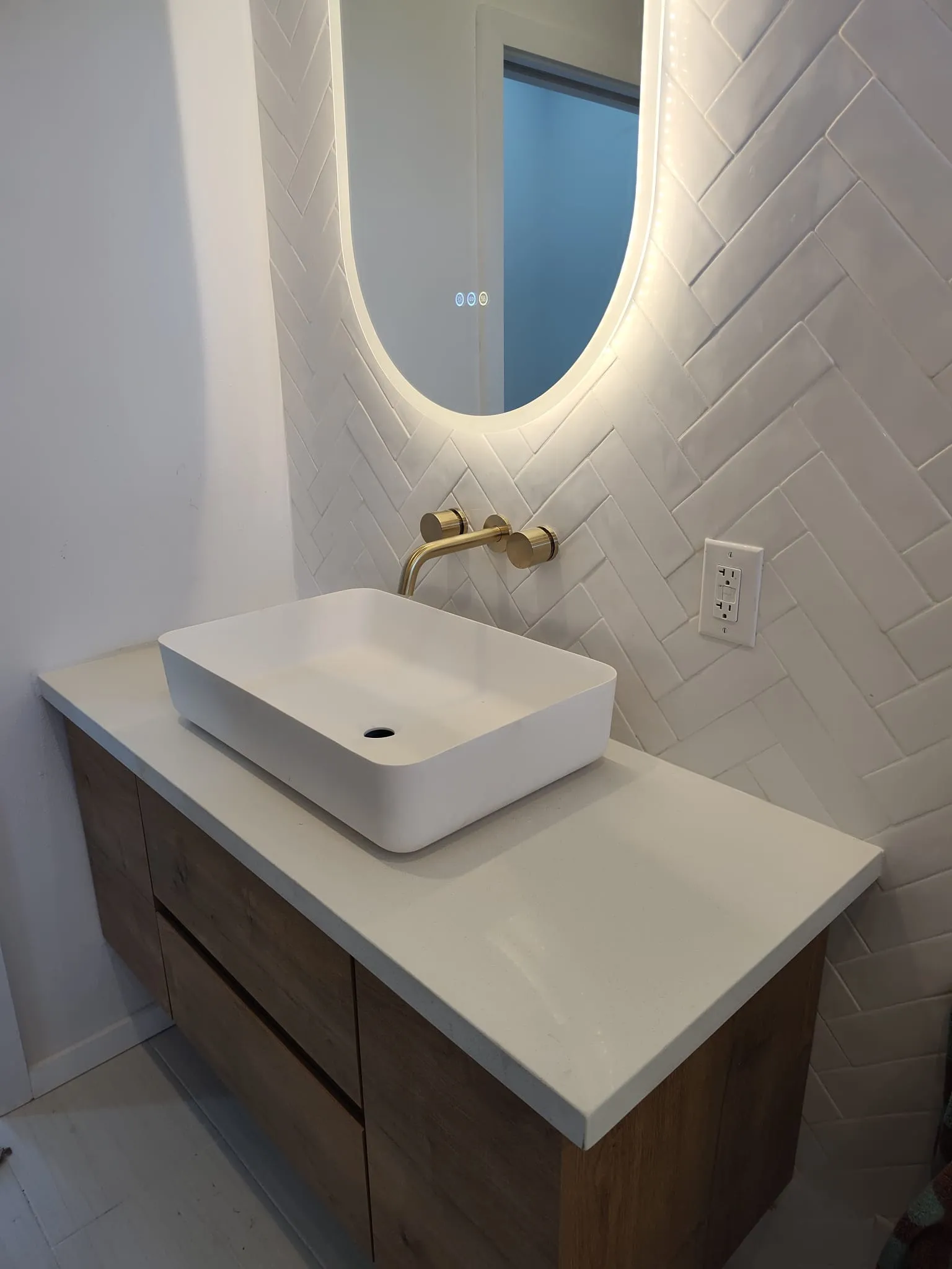 Custom bathroom vanity Maui — Can Can Builders